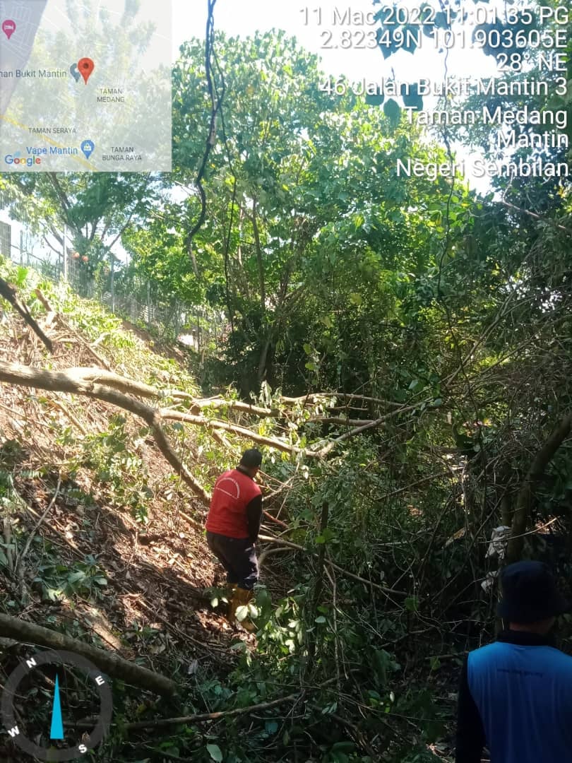 PEMBERSIHAN SEMAK SAMUN  TANAH LOT KOSONG