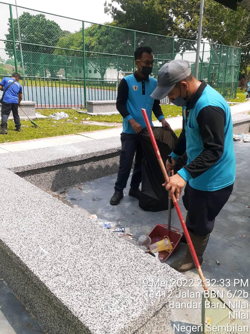 PEMBERSIHAN SAMPAH TAMAN PERMAINAN