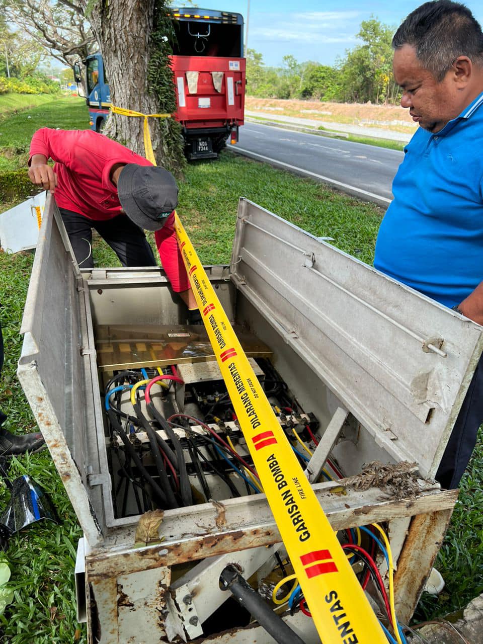 BAIKPULIH LAMPU JALAN DI PERSIARAN KORPORAT, BANDAR BARU NILAI.