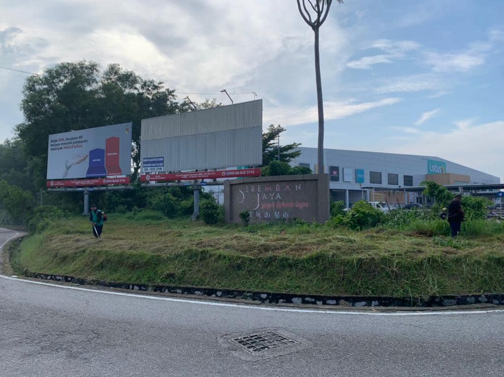 GOTONG-ROYONG DIPERSIMPANGAN PASA RAYA LOTUS