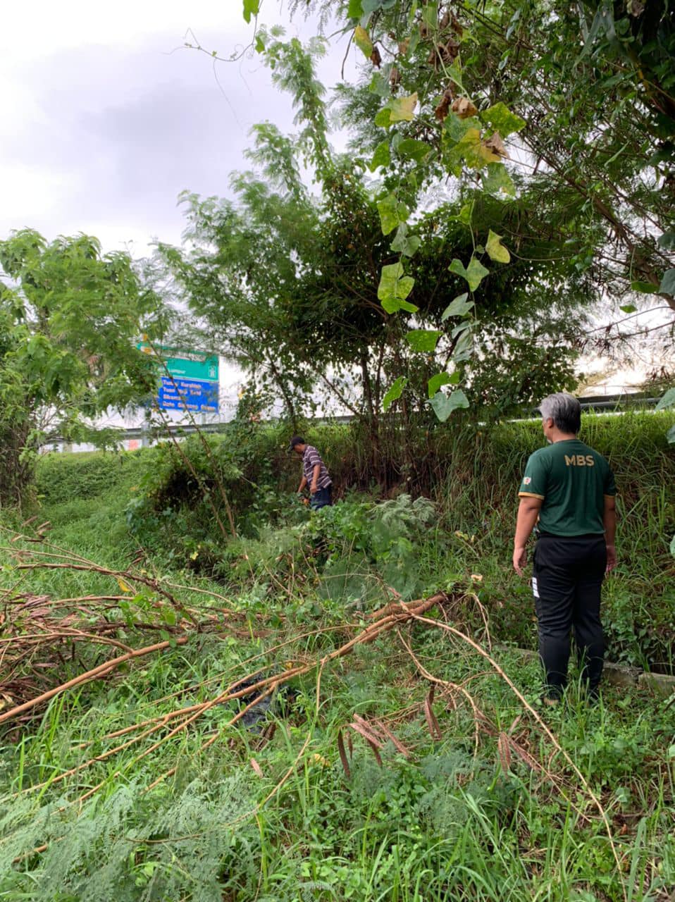 PEMBERSIHAN KAWASAN SEMAK DI JALAN UTAMA PENGHULU CANTIK-CENTRE POINT SEREMBAN.