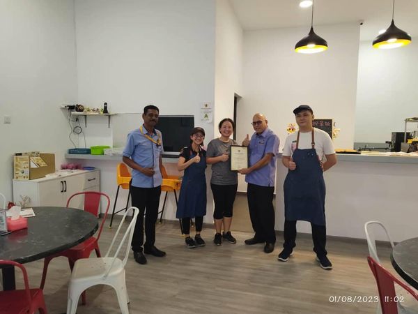 PENYERAHAN SIJIL PENGHARGAAN PREMIS MAKANAN 'A' OLEH JABATAN PEMBERSIHAN DAN KESIHATAN PERSEKITARAN, MBS