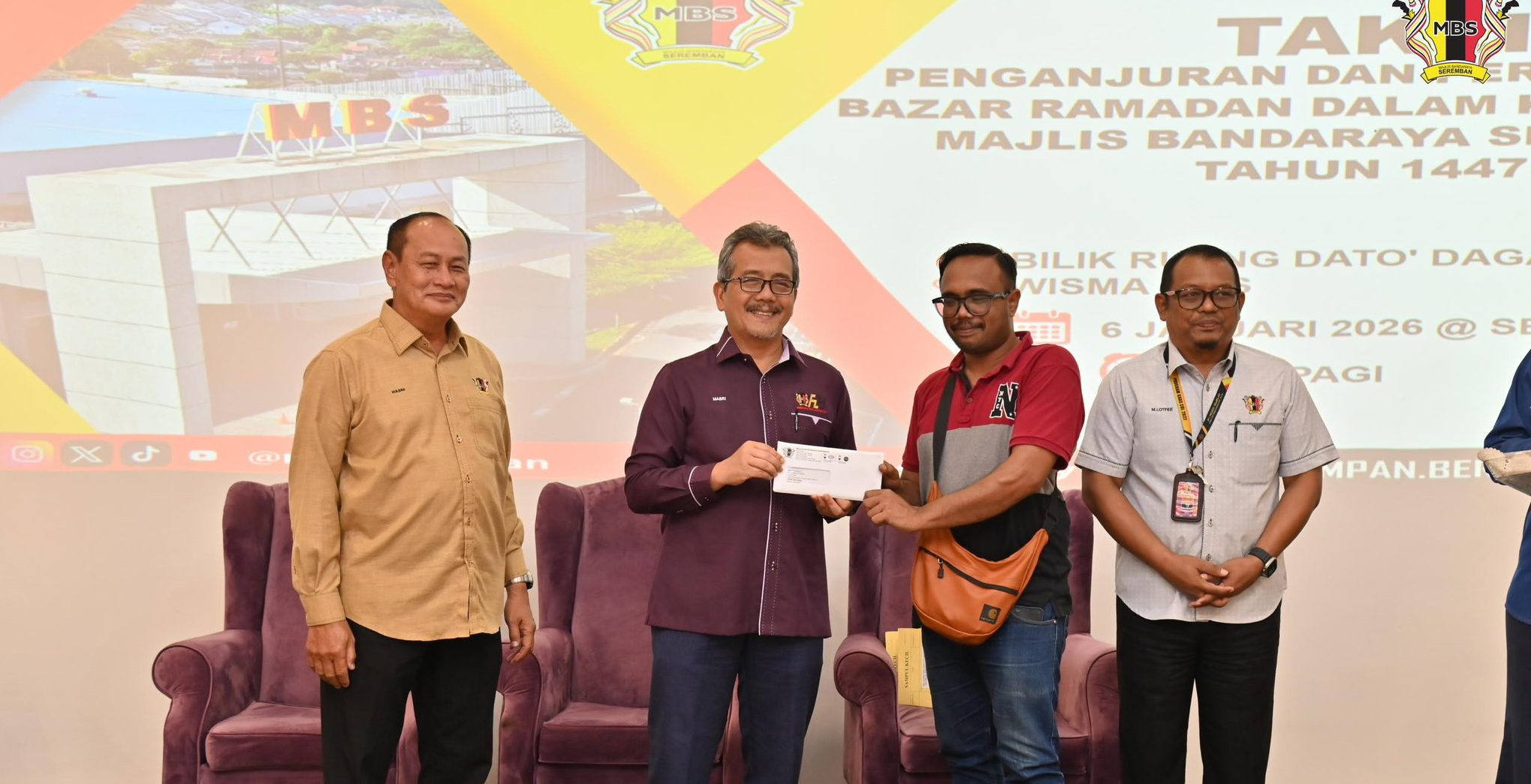 MAJLIS PENYERAHAN SURAT LANTIKAN PENGANJURAN BAZAR RAMADAN DALAM KAWASAN MAJLIS BANDARAYA SEREMBAN