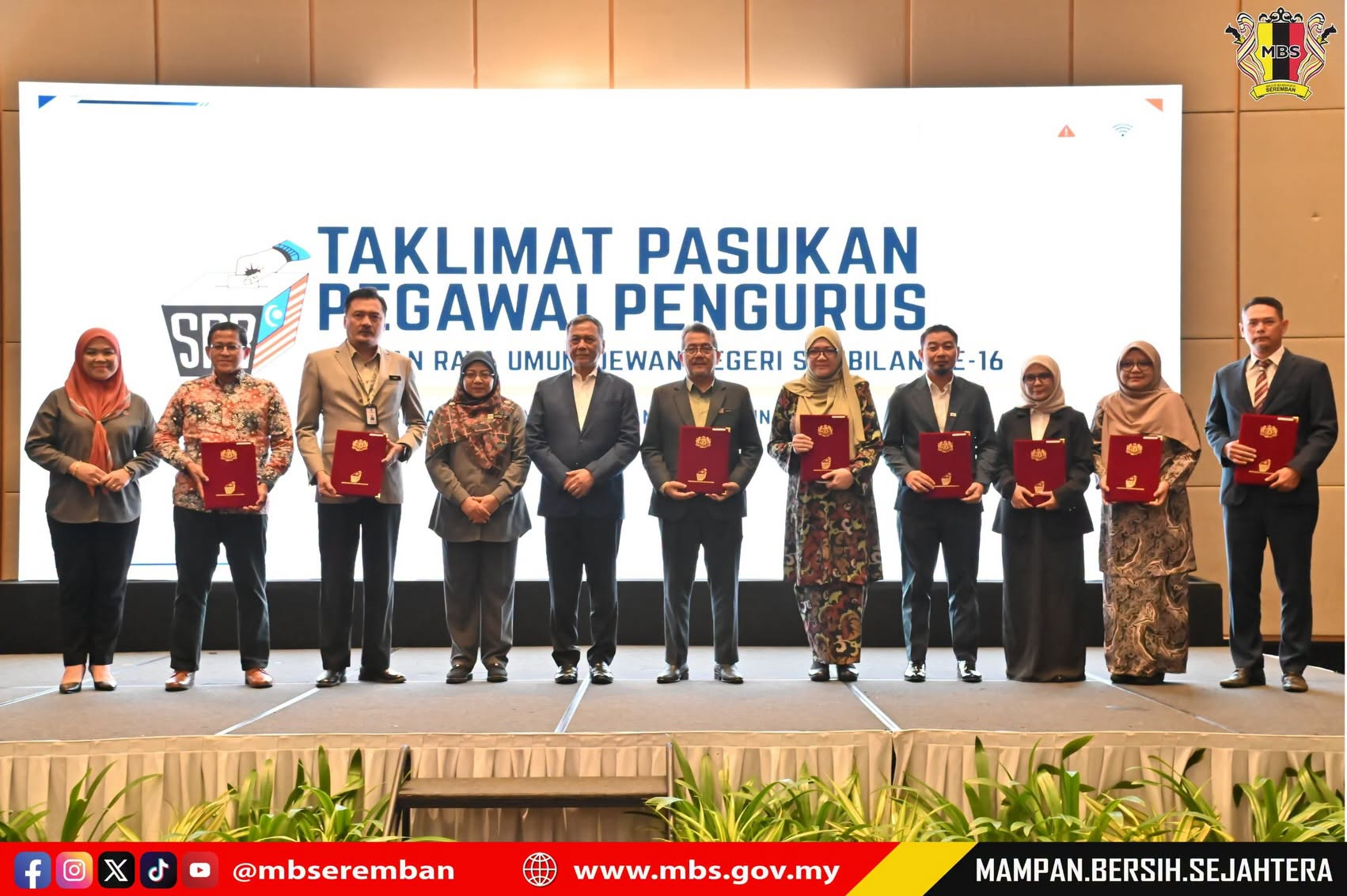 SIMBOLIK PENYERAHAN WRIT & TAKLIMAT PASUKAN PEGAWAI PENGURUS PRU DUN NEGERI SEMBILAN KE-16