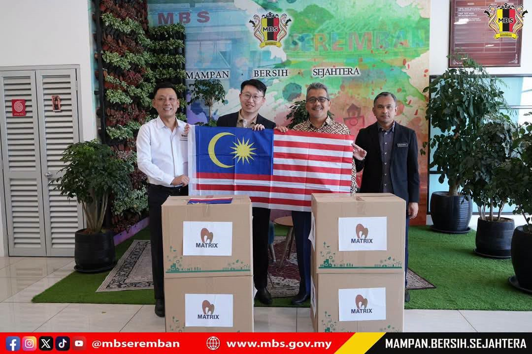 PENYERAHAN BENDERA JALUR GEMILANG DARIPADA MATRIX CONCEPTS HOLDINGS BERHAD KEPADA MBS