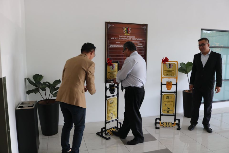 PENYERAHAN HAND SANITIZER DARIPADA N9 CONTAINER CAFE KEPADA MAJLIS BANDARAYA SEREMBAN
