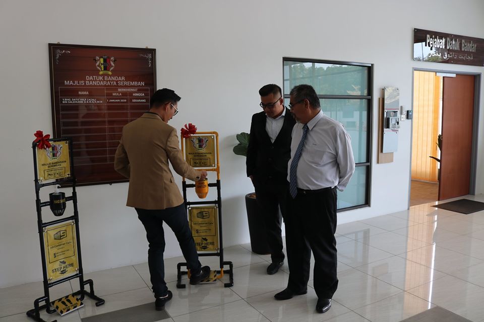 PENYERAHAN HAND SANITIZER DARIPADA N9 CONTAINER CAFE KEPADA MAJLIS BANDARAYA SEREMBAN