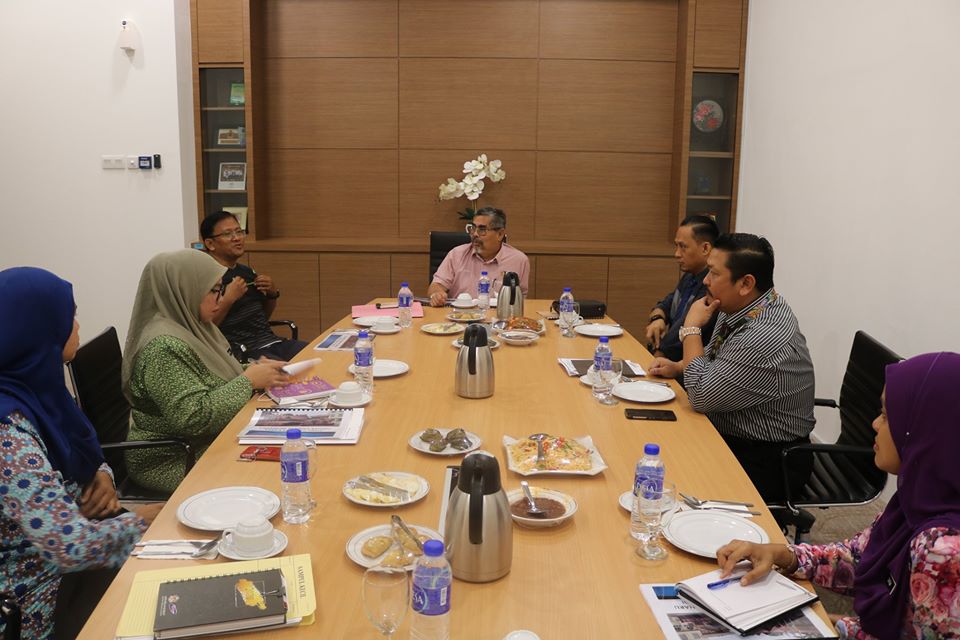 KUNJUNGAN HORMAT OLEH TUAN MUHAMAD BIN ABU BAKAR PENGARAH KEMAS 