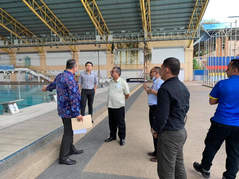 LAWATAN MELIHAT PERSIAPAN BAGI PEMBUKAAN KOLAM RENANG AWAM DAN PUSAT AKUATIK PAROI