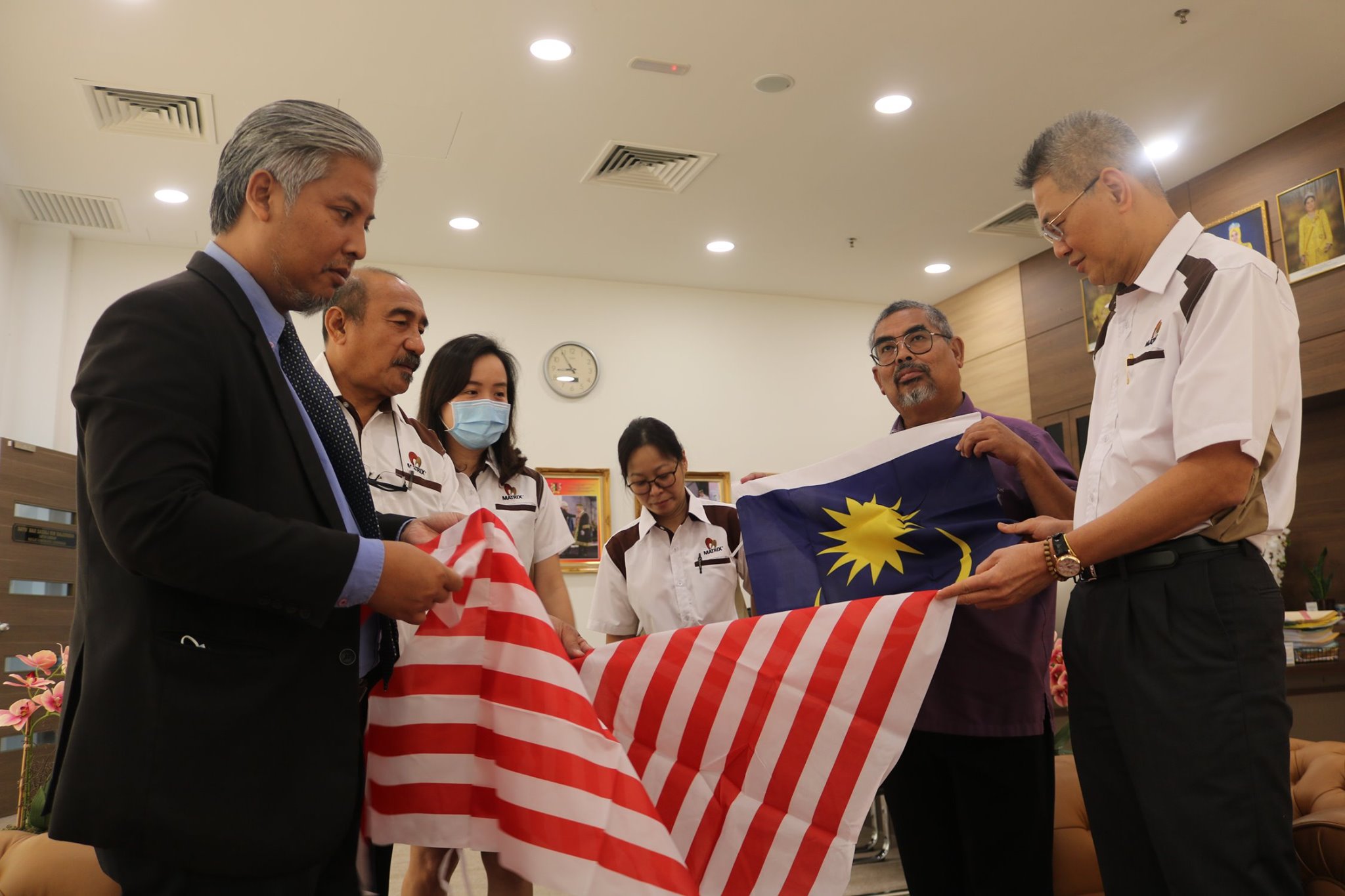 MAJLIS PENYERAHAN BENDERA DAN BUNTING DARIPADA MATRIX CONCEPTS HOLDING BHD