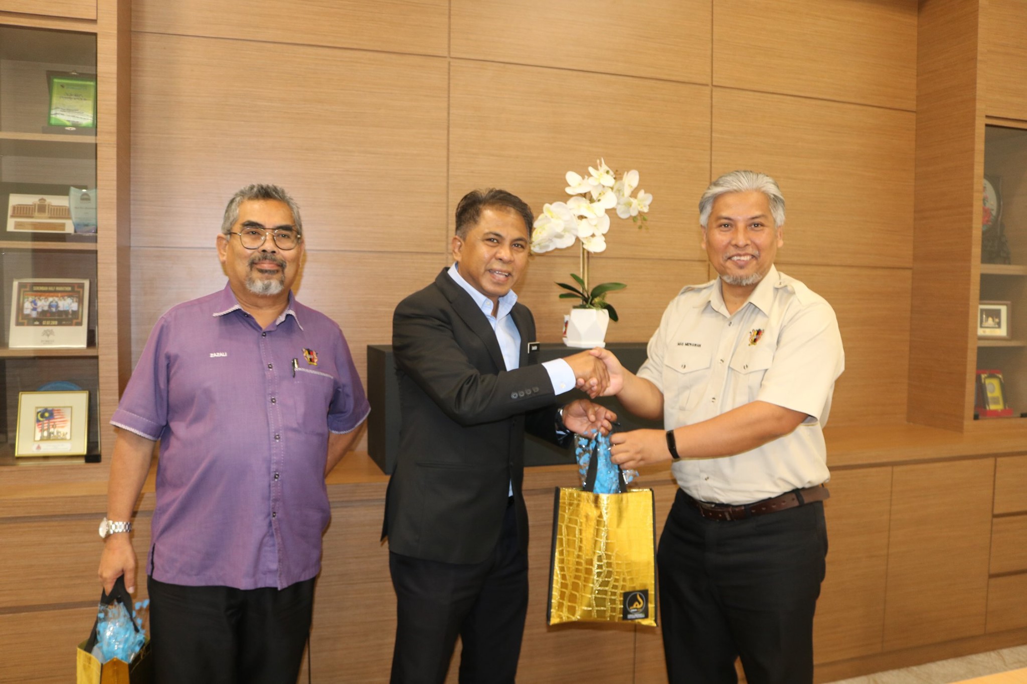 unjungan Hormat oleh Tuan Haji Abu Bakar bin Jangga Pengarah Tabung Haji Negeri Sembilan 