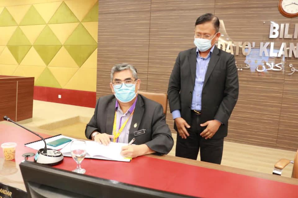 MAJLIS TANDATANGAN KONTRAK PERJANJIAN PENGURUSAN PUSAT INTERNET HARAPAN RAKYAT PANGSAPURI SERI PERDANA PAROI