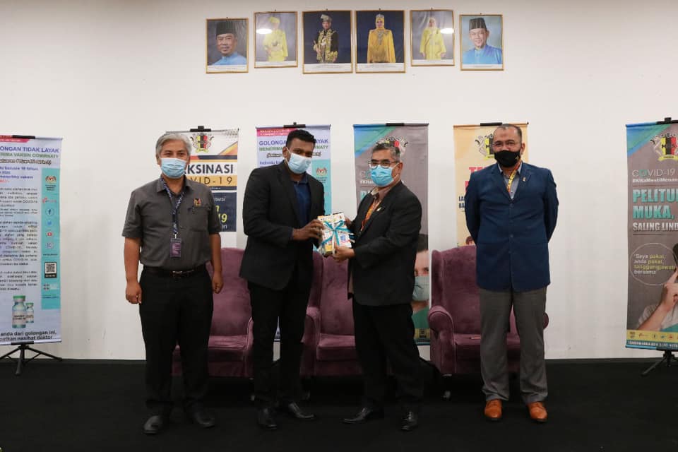 MAJLIS PENYERAHAN FLYERS / BAHAN PROMOSI BERKAITAN COVID-19