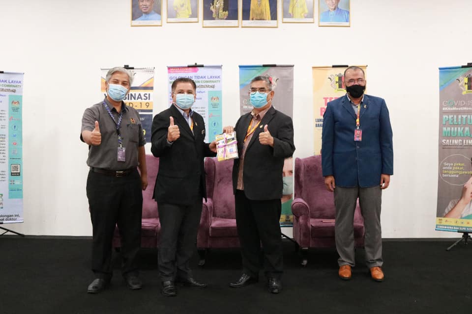 MAJLIS PENYERAHAN FLYERS / BAHAN PROMOSI BERKAITAN COVID-19