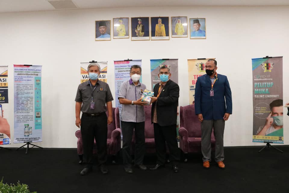 MAJLIS PENYERAHAN FLYERS / BAHAN PROMOSI BERKAITAN COVID-19