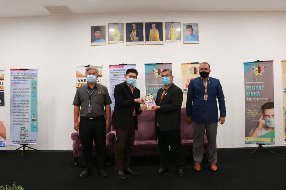 MAJLIS PENYERAHAN FLYERS / BAHAN PROMOSI BERKAITAN COVID-19