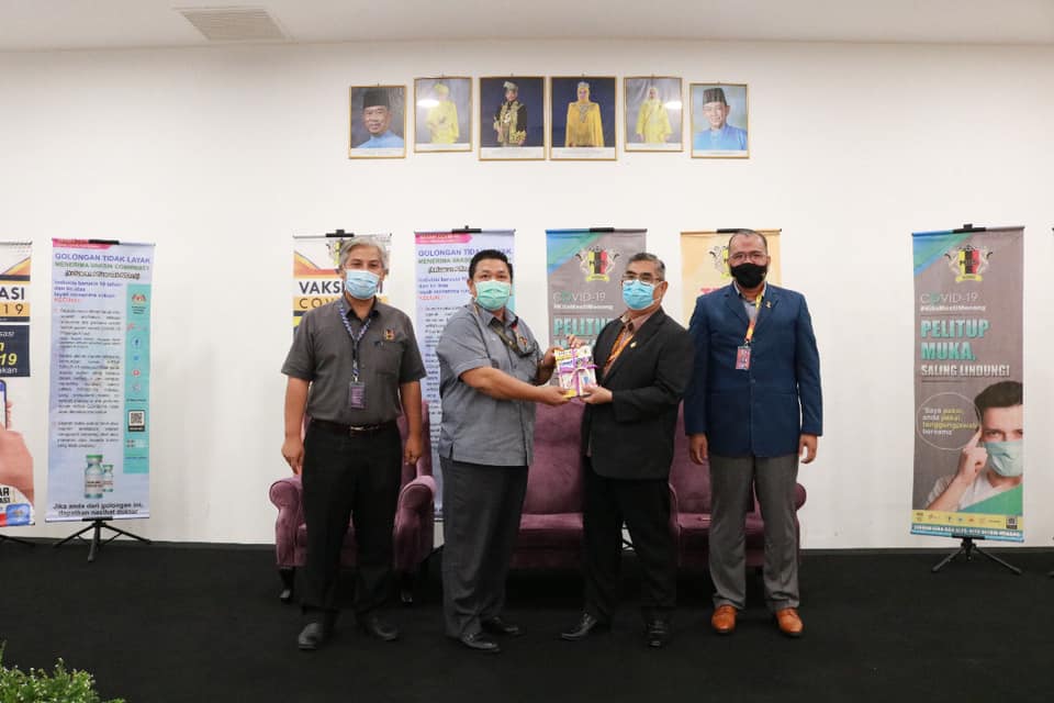 MAJLIS PENYERAHAN FLYERS / BAHAN PROMOSI BERKAITAN COVID-19