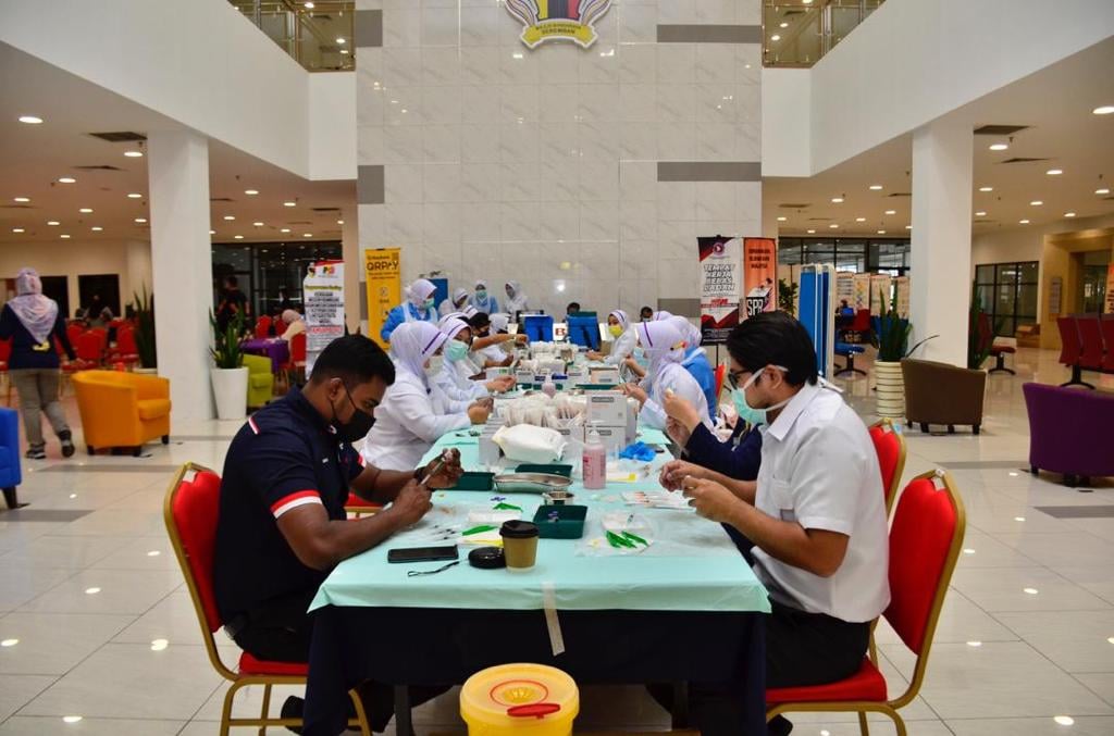 PEMBERIAN VAKSIN COVID-19 DI WISMA MBS