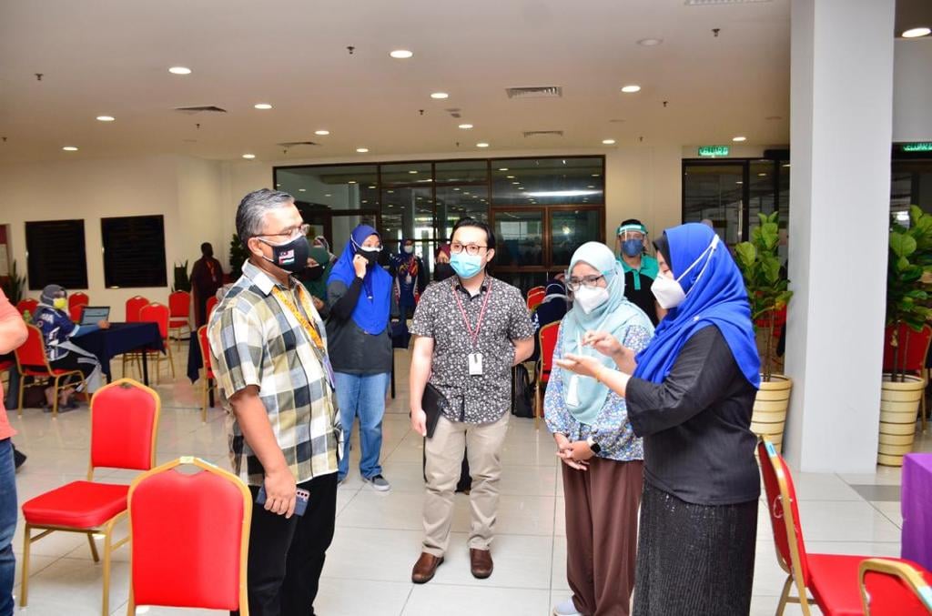 PEMBERIAN VAKSIN COVID-19 DI WISMA MBS