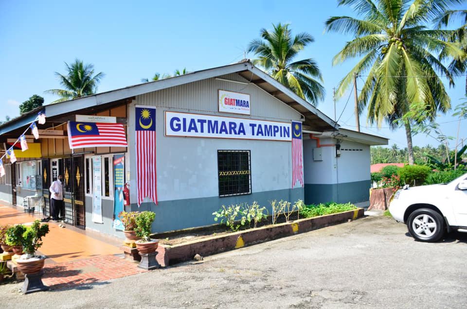 PENYERAHAN 2 UNIT KENDERAAN MAJLIS BANDARAYA SEREMBAN KEPADA PUSAT GIAT MARA TAMPIN