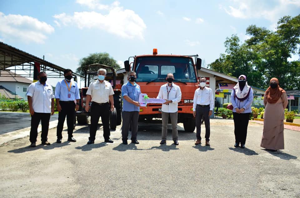 PENYERAHAN 2 UNIT KENDERAAN MAJLIS BANDARAYA SEREMBAN KEPADA PUSAT GIAT MARA TAMPIN