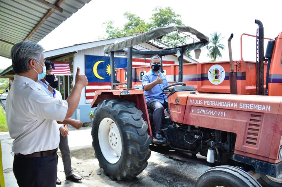 PENYERAHAN 2 UNIT KENDERAAN MAJLIS BANDARAYA SEREMBAN KEPADA PUSAT GIAT MARA TAMPIN