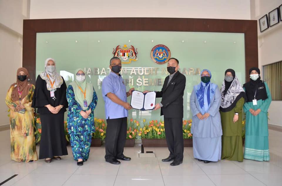 MAJLIS PENYERAHAN SIJIL KETUA AUDIT NEGARA TERHADAP PENGAUDITAN PENYATA KEWANGAN TAHUN BERAKHIR 2020 MAJLIS BANDARAYA SEREMBAN