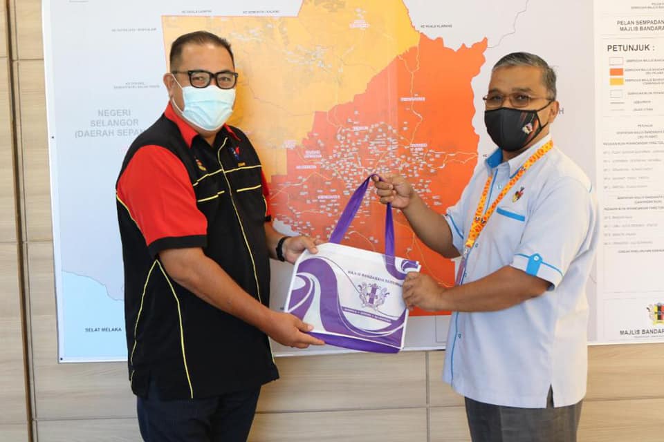 KUNJUNGAN HORMAT PENGARAH VETERINAR NEGERI SEMBILAN KE ATAS DATUK BANDAR