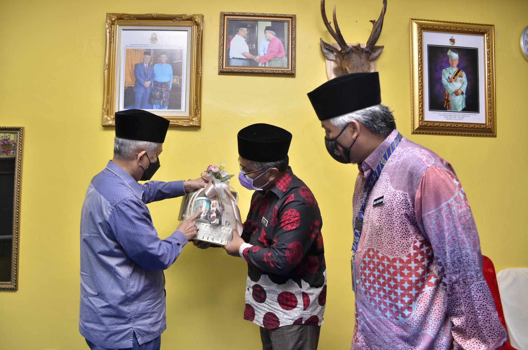 DATUK BANDAR MAJLIS BANDARAYA SEREMBAN TELAH MENGADAP Y.T.M. DATO' JOHAN PAHLAWAN LELA PERKASA SITIAWAN, DATO' MUHAMMED BIN HAJI ABDULLAH, UNDANG LUAK JOHOL