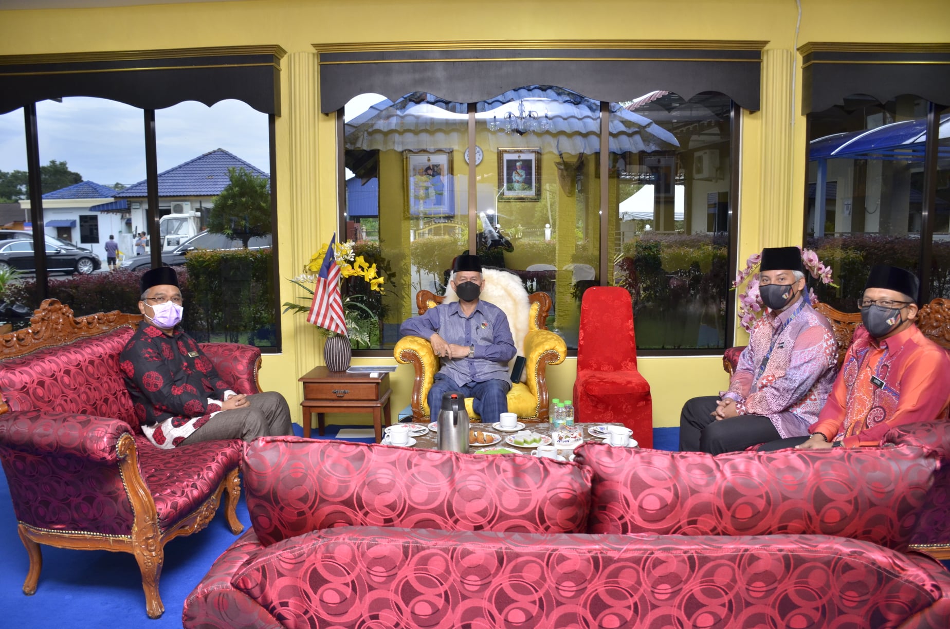 DATUK BANDAR MAJLIS BANDARAYA SEREMBAN TELAH MENGADAP Y.T.M. DATO' JOHAN PAHLAWAN LELA PERKASA SITIAWAN, DATO' MUHAMMED BIN HAJI ABDULLAH, UNDANG LUAK JOHOL