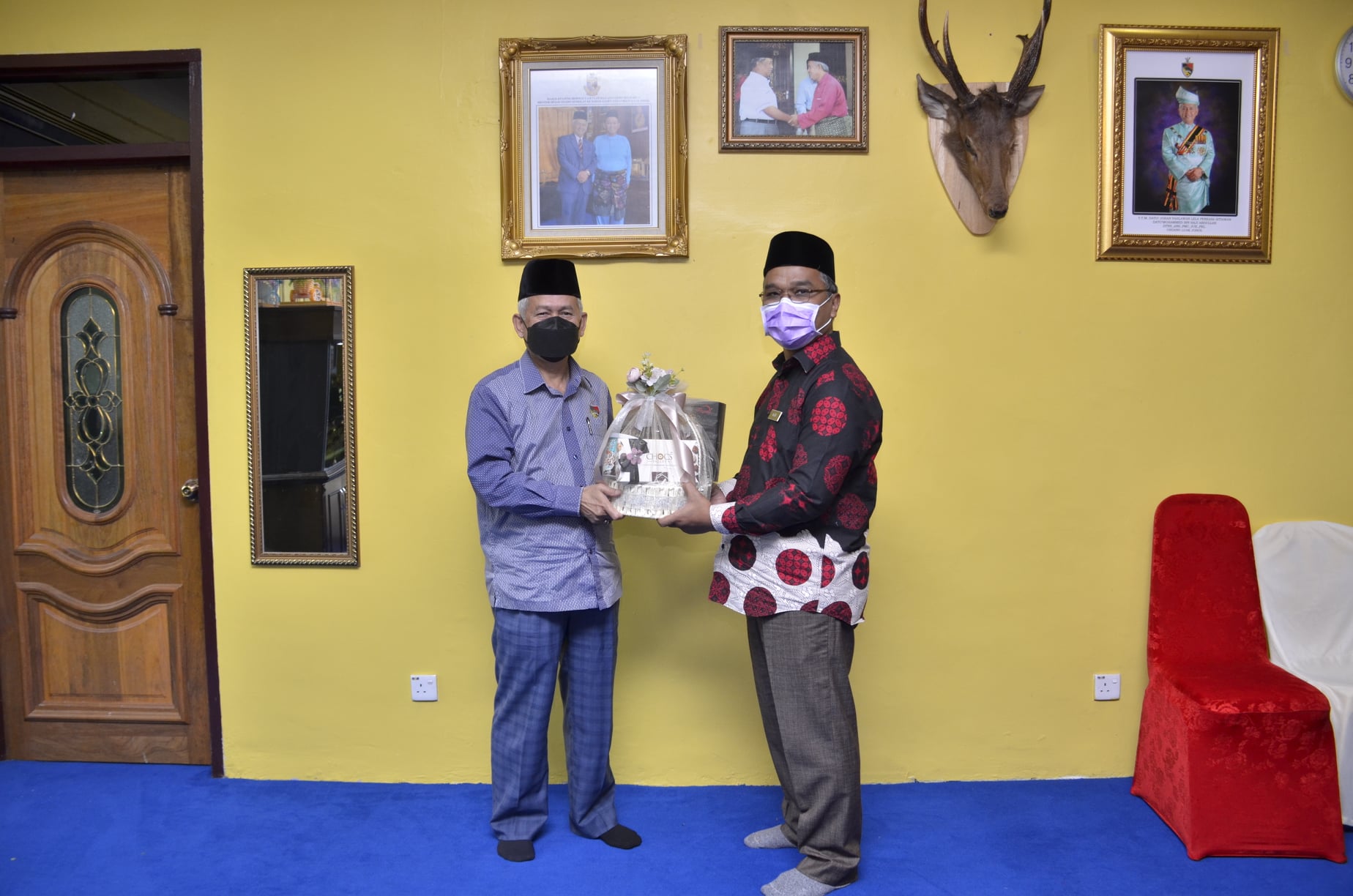 DATUK BANDAR MAJLIS BANDARAYA SEREMBAN TELAH MENGADAP Y.T.M. DATO' JOHAN PAHLAWAN LELA PERKASA SITIAWAN, DATO' MUHAMMED BIN HAJI ABDULLAH, UNDANG LUAK JOHOL