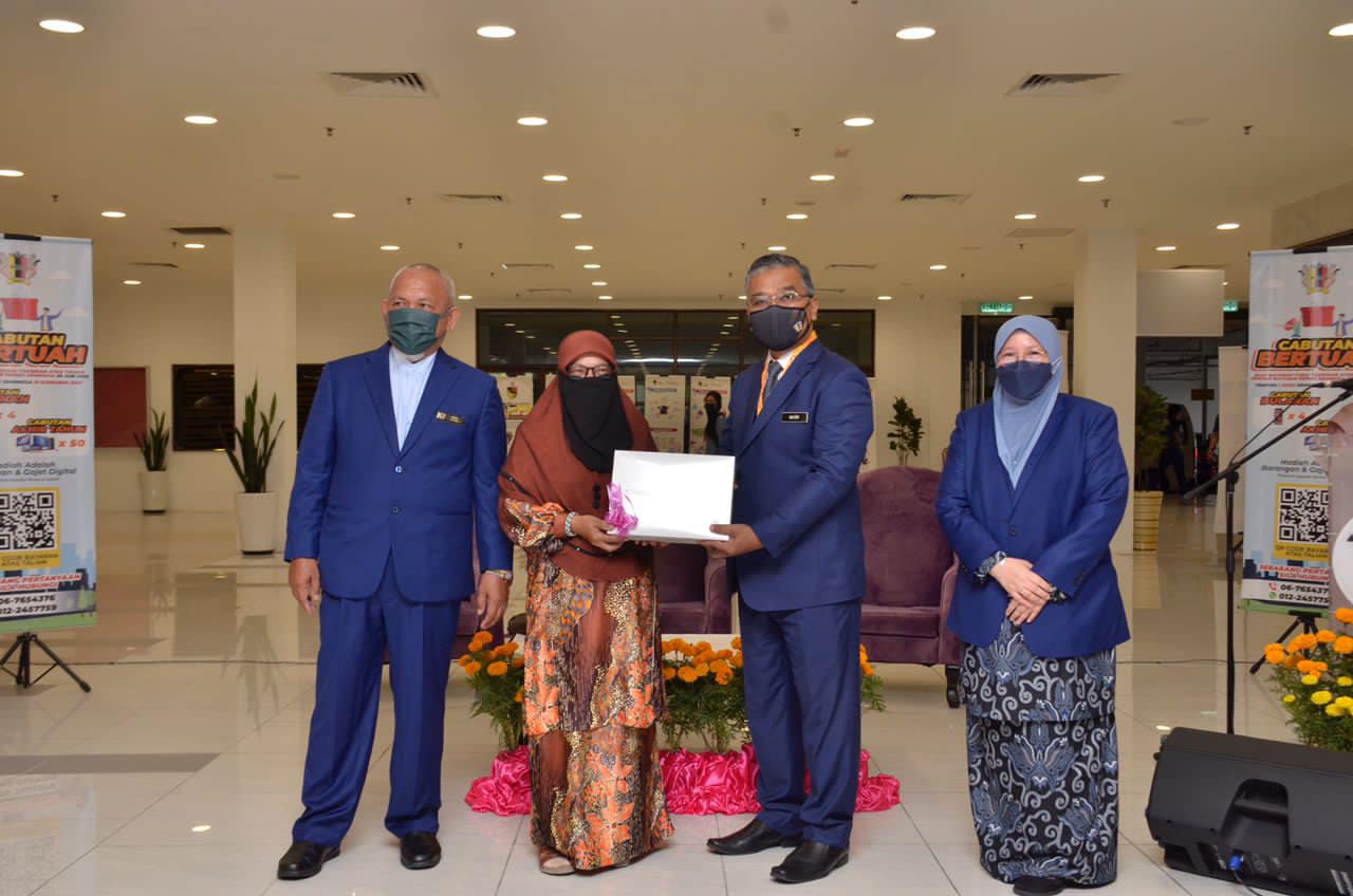 MAJLIS PENYAMPAIAN HADIAH CABUTAN BERTUAH KEMPEN BAGI BAYARAN CUKAI TAKSIRAN ATAS TALIAN DENGAN BAYARAN PENUH SEHINGGA 30 JUN 2022