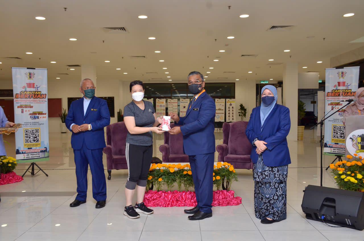 MAJLIS PENYAMPAIAN HADIAH CABUTAN BERTUAH KEMPEN BAGI BAYARAN CUKAI TAKSIRAN ATAS TALIAN DENGAN BAYARAN PENUH SEHINGGA 30 JUN 2022