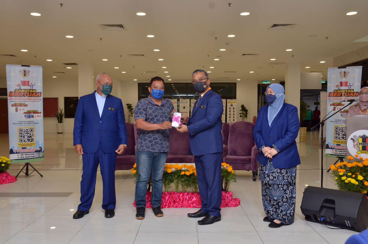 MAJLIS PENYAMPAIAN HADIAH CABUTAN BERTUAH KEMPEN BAGI BAYARAN CUKAI TAKSIRAN ATAS TALIAN DENGAN BAYARAN PENUH SEHINGGA 30 JUN 2022