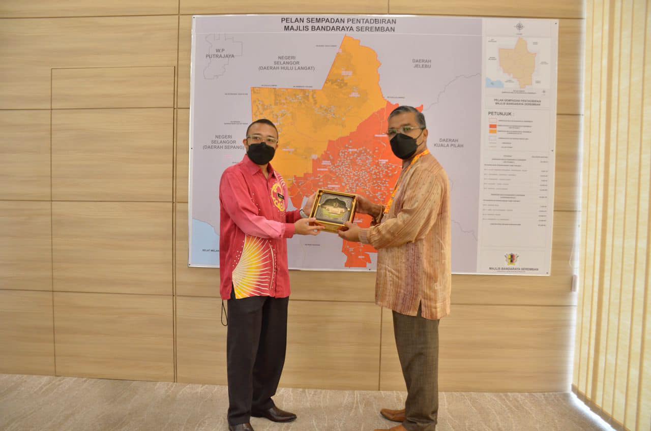 KUNJUNGAN HORMAT PENGARAH SURUHANJAYA PILIHANRAYA MALAYSIA (SPR) NEGERI SEMBILAN KE ATAS DATUK BANDAR