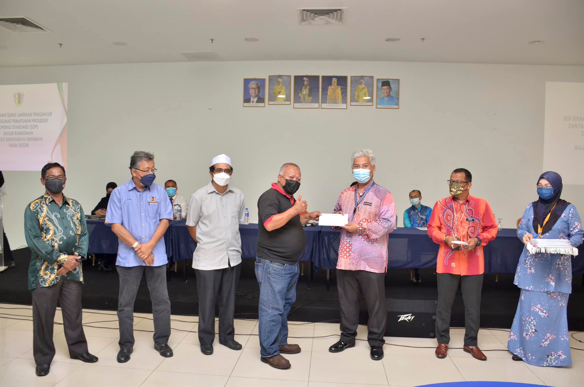 SERAHAN SURAT LANTIKAN PENGANJURAN DAN TAKLIMAT PEMATUHAN PROSEDUR OPERASI STANDARD (SOP) BAZAR RAMADHAN MAJLIS BANDARAYA SEREMBAN 1443H/2022M