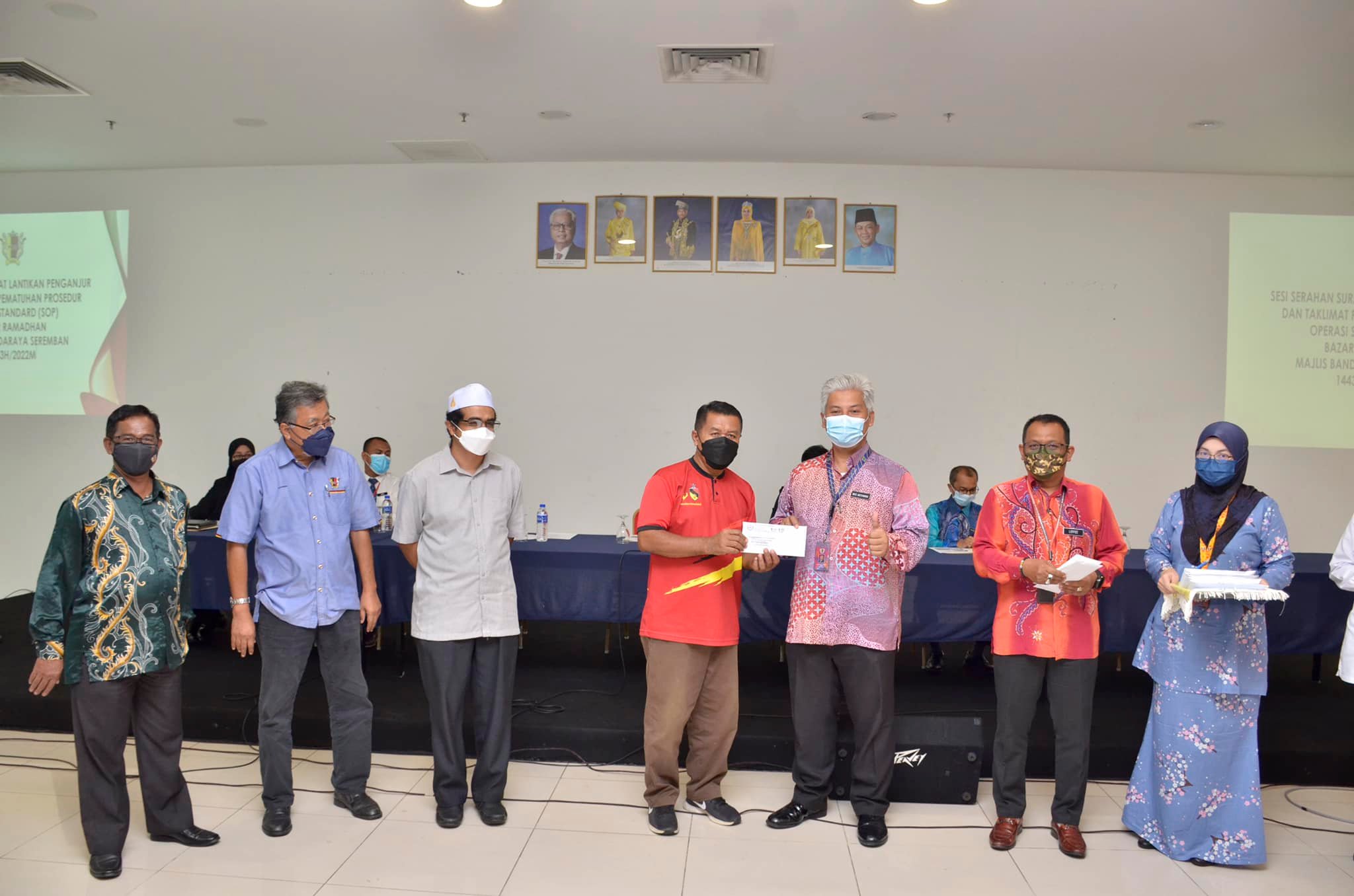 SERAHAN SURAT LANTIKAN PENGANJURAN DAN TAKLIMAT PEMATUHAN PROSEDUR OPERASI STANDARD (SOP) BAZAR RAMADHAN MAJLIS BANDARAYA SEREMBAN 1443H/2022M