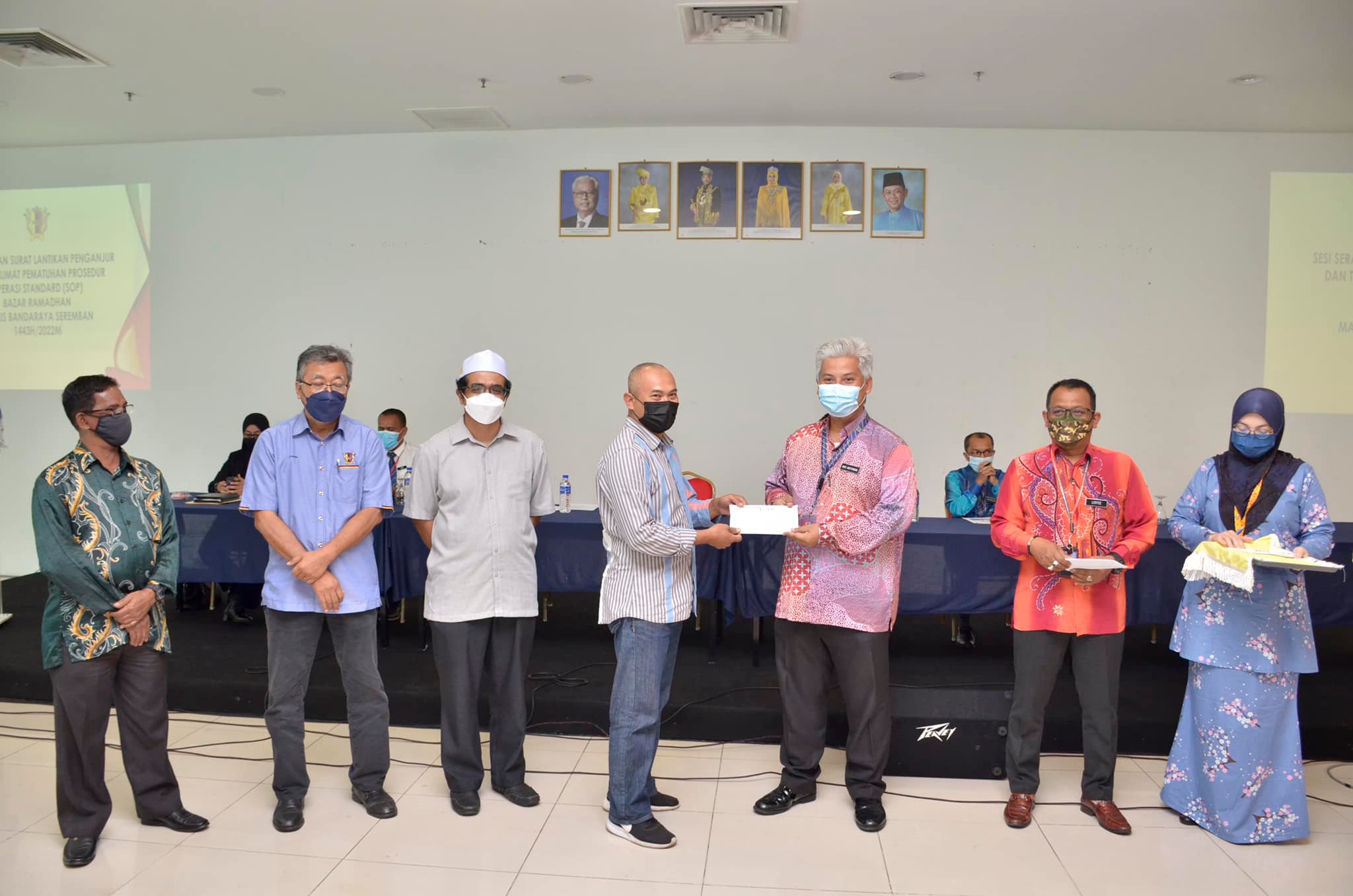 SERAHAN SURAT LANTIKAN PENGANJURAN DAN TAKLIMAT PEMATUHAN PROSEDUR OPERASI STANDARD (SOP) BAZAR RAMADHAN MAJLIS BANDARAYA SEREMBAN 1443H/2022M