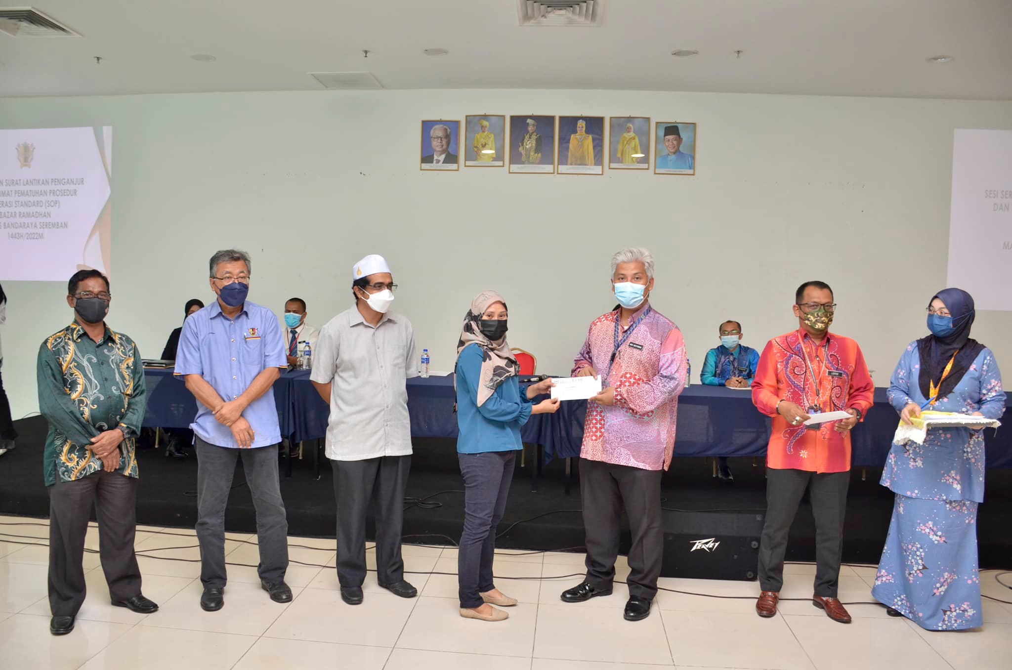 SERAHAN SURAT LANTIKAN PENGANJURAN DAN TAKLIMAT PEMATUHAN PROSEDUR OPERASI STANDARD (SOP) BAZAR RAMADHAN MAJLIS BANDARAYA SEREMBAN 1443H/2022M