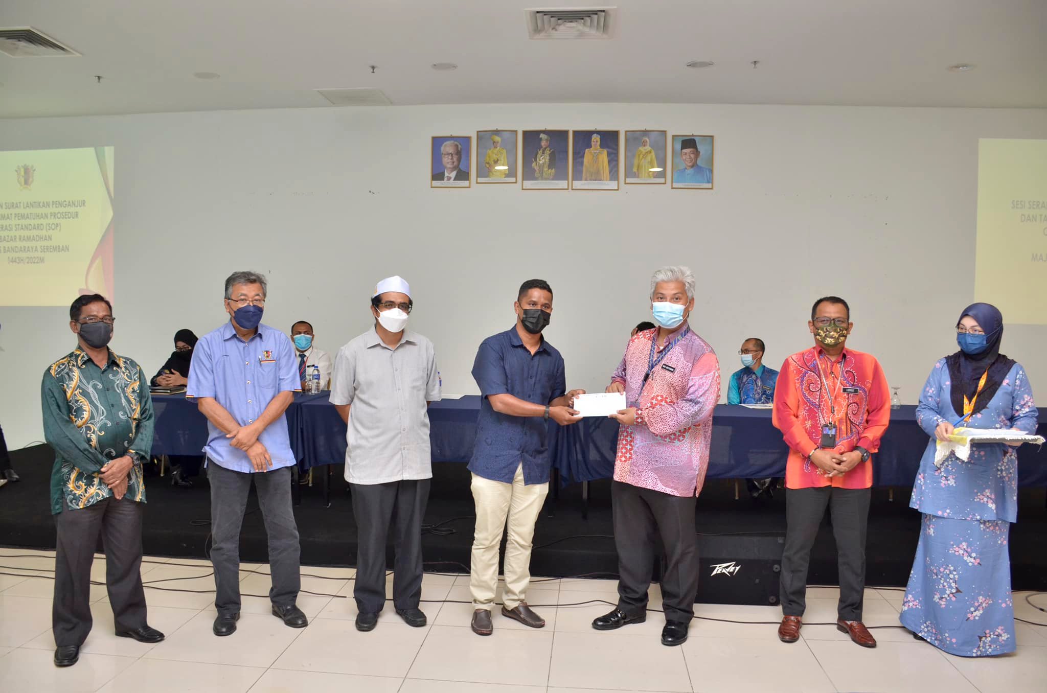 SERAHAN SURAT LANTIKAN PENGANJURAN DAN TAKLIMAT PEMATUHAN PROSEDUR OPERASI STANDARD (SOP) BAZAR RAMADHAN MAJLIS BANDARAYA SEREMBAN 1443H/2022M