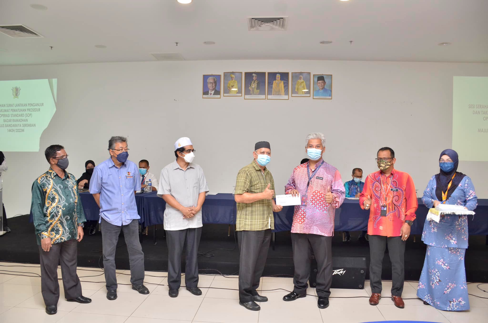 SERAHAN SURAT LANTIKAN PENGANJURAN DAN TAKLIMAT PEMATUHAN PROSEDUR OPERASI STANDARD (SOP) BAZAR RAMADHAN MAJLIS BANDARAYA SEREMBAN 1443H/2022M