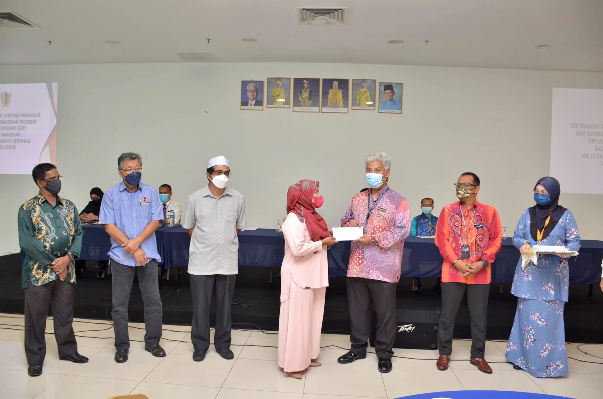 SERAHAN SURAT LANTIKAN PENGANJURAN DAN TAKLIMAT PEMATUHAN PROSEDUR OPERASI STANDARD (SOP) BAZAR RAMADHAN MAJLIS BANDARAYA SEREMBAN 1443H/2022M