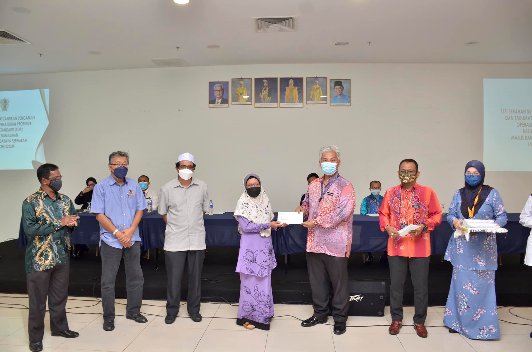 SERAHAN SURAT LANTIKAN PENGANJURAN DAN TAKLIMAT PEMATUHAN PROSEDUR OPERASI STANDARD (SOP) BAZAR RAMADHAN MAJLIS BANDARAYA SEREMBAN 1443H/2022M