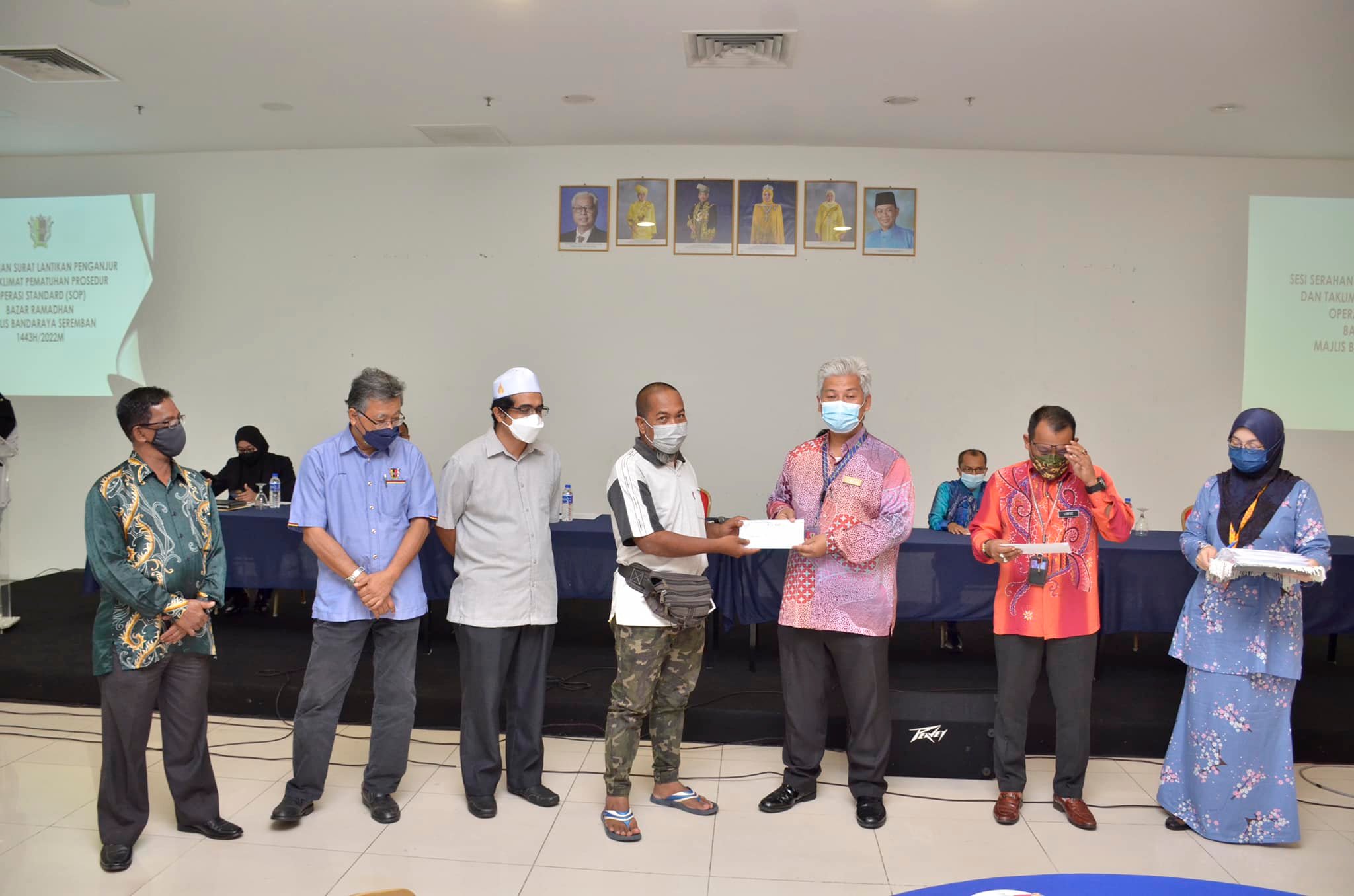 SERAHAN SURAT LANTIKAN PENGANJURAN DAN TAKLIMAT PEMATUHAN PROSEDUR OPERASI STANDARD (SOP) BAZAR RAMADHAN MAJLIS BANDARAYA SEREMBAN 1443H/2022M