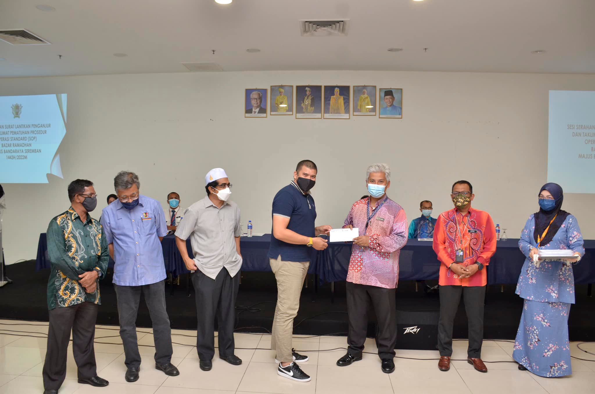 SERAHAN SURAT LANTIKAN PENGANJURAN DAN TAKLIMAT PEMATUHAN PROSEDUR OPERASI STANDARD (SOP) BAZAR RAMADHAN MAJLIS BANDARAYA SEREMBAN 1443H/2022M