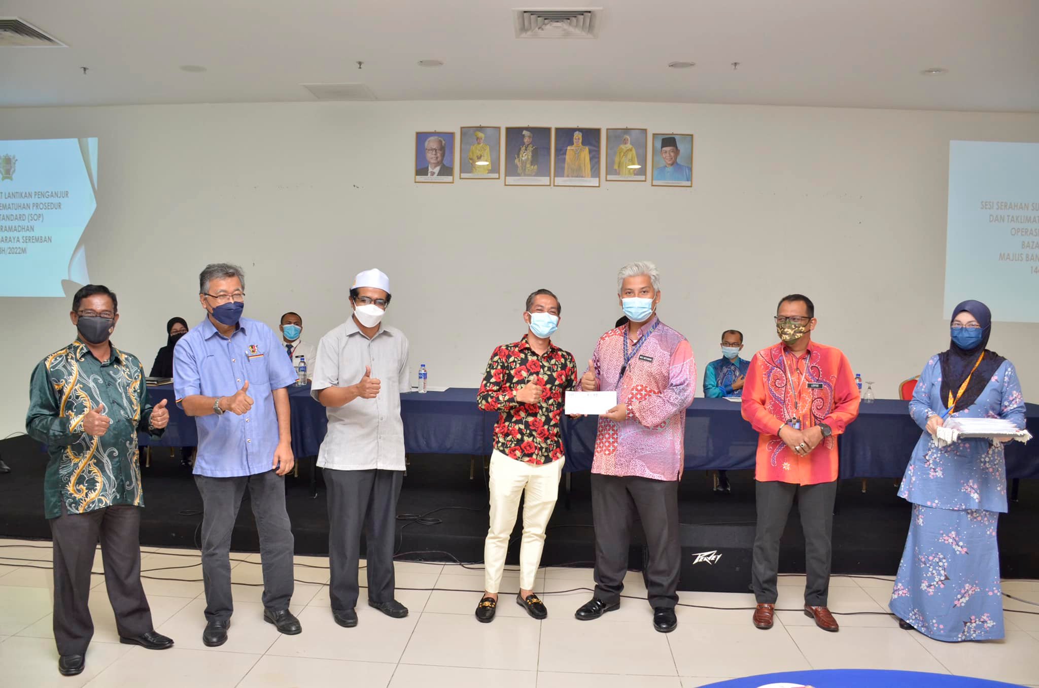 SERAHAN SURAT LANTIKAN PENGANJURAN DAN TAKLIMAT PEMATUHAN PROSEDUR OPERASI STANDARD (SOP) BAZAR RAMADHAN MAJLIS BANDARAYA SEREMBAN 1443H/2022M