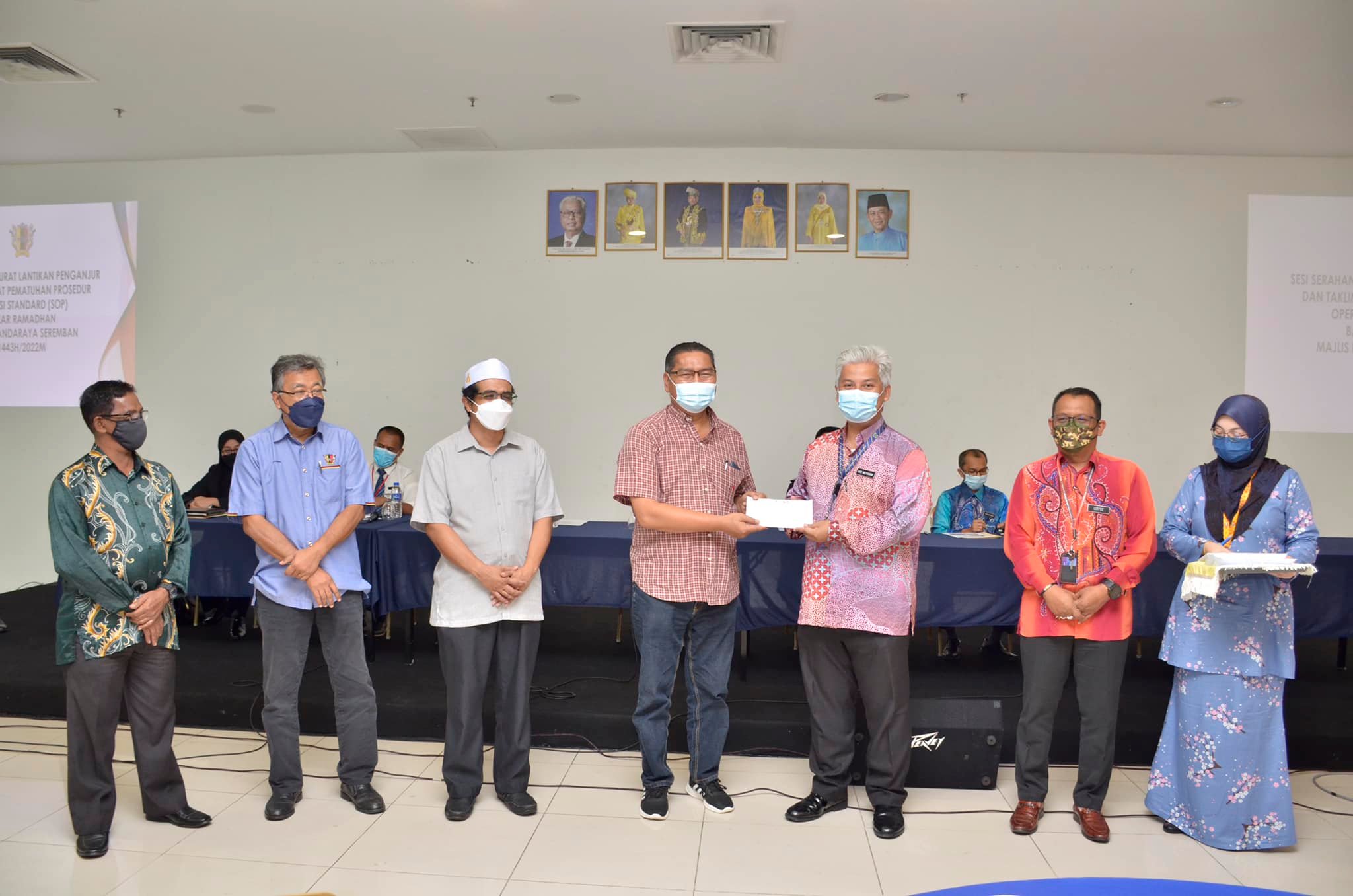 SERAHAN SURAT LANTIKAN PENGANJURAN DAN TAKLIMAT PEMATUHAN PROSEDUR OPERASI STANDARD (SOP) BAZAR RAMADHAN MAJLIS BANDARAYA SEREMBAN 1443H/2022M