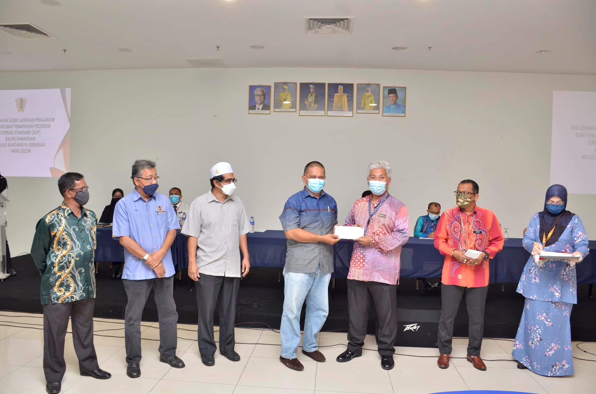 SERAHAN SURAT LANTIKAN PENGANJURAN DAN TAKLIMAT PEMATUHAN PROSEDUR OPERASI STANDARD (SOP) BAZAR RAMADHAN MAJLIS BANDARAYA SEREMBAN 1443H/2022M