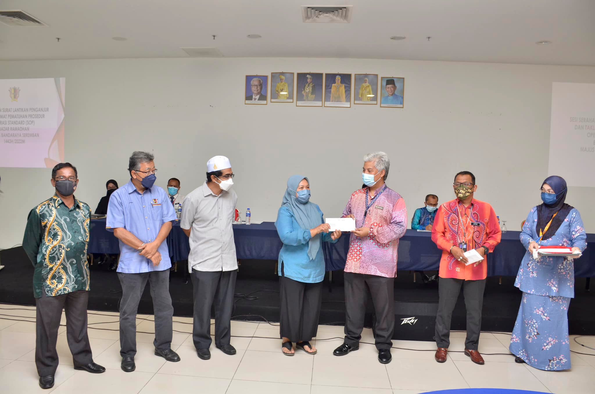SERAHAN SURAT LANTIKAN PENGANJURAN DAN TAKLIMAT PEMATUHAN PROSEDUR OPERASI STANDARD (SOP) BAZAR RAMADHAN MAJLIS BANDARAYA SEREMBAN 1443H/2022M