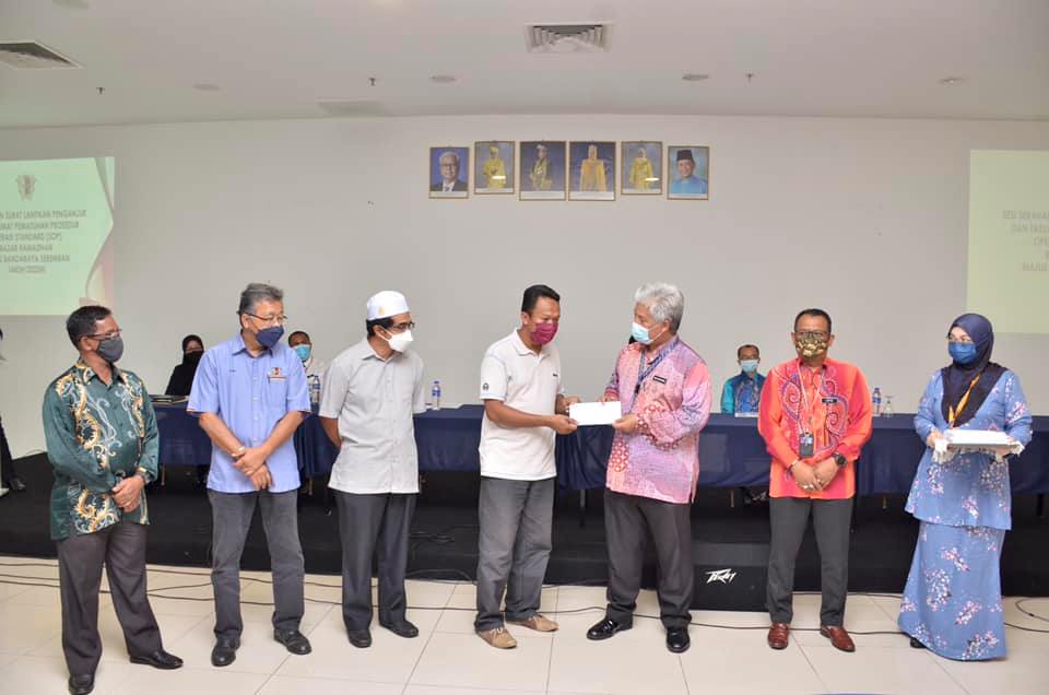 SERAHAN SURAT LANTIKAN PENGANJURAN DAN TAKLIMAT PEMATUHAN PROSEDUR OPERASI STANDARD (SOP) BAZAR RAMADHAN MAJLIS BANDARAYA SEREMBAN 1443H/2022M